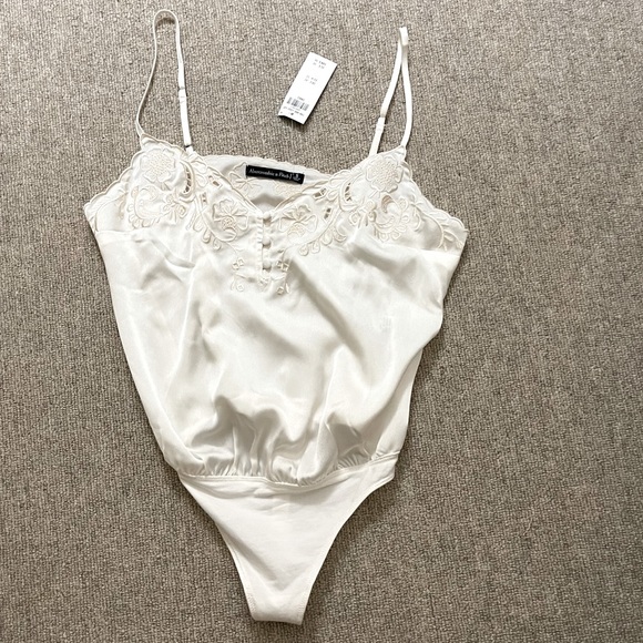 NWT A&F embroidered floral cream thong bodysuit SZ Small feminine & charming 🌼 - Picture 6 of 7
